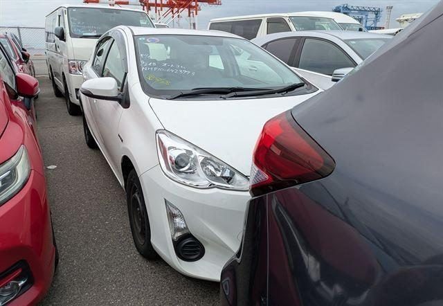 2015 Toyota Aqua, main photo