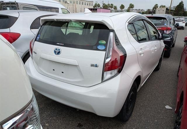 2015 Toyota Aqua, photo 2
