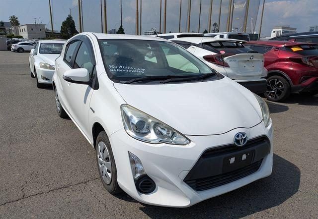 2015 Toyota Aqua, main photo