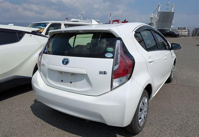 2015 Toyota Aqua, photo 2