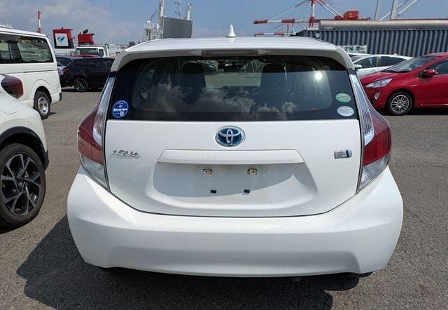 2015 Toyota Aqua, photo 3