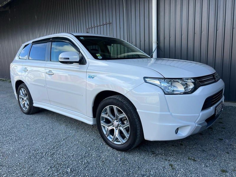 2013 Mitsubishi Outlander PHEV, photo 2