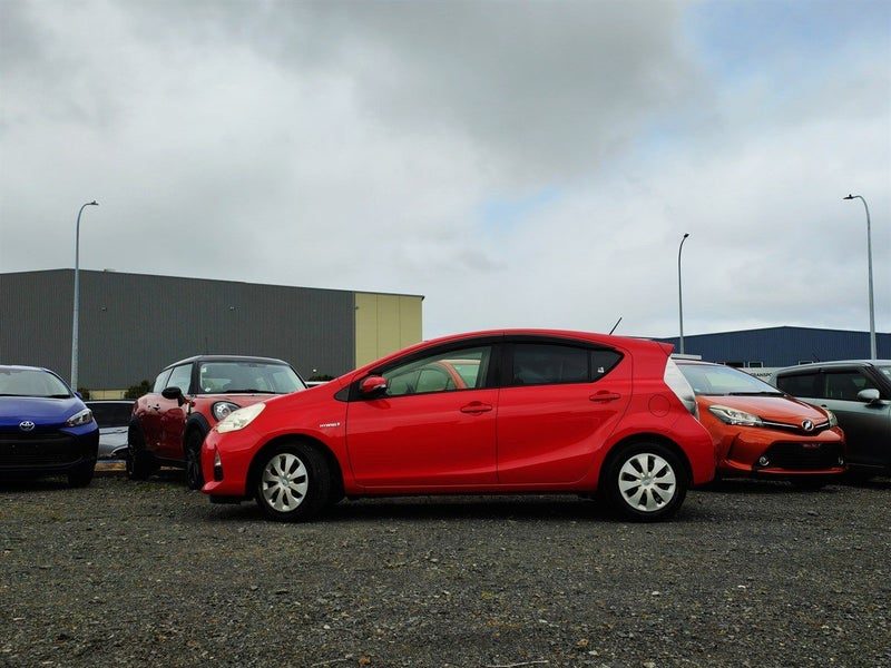 2012 Toyota Aqua G Hybrid, photo 2