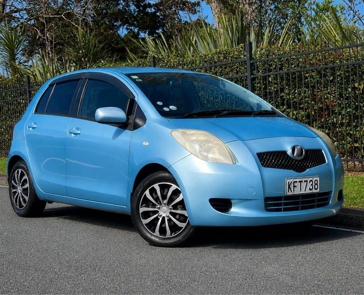 2005 Toyota Vitz, main photo