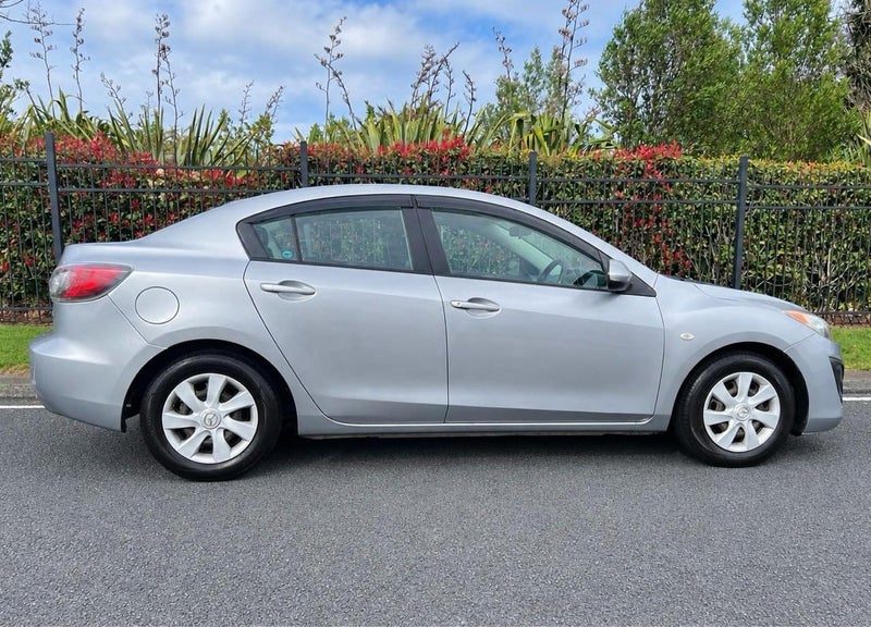 2010 Mazda Axela GREAT KM'S, TIDY, GREAT CAR!!!, photo 2