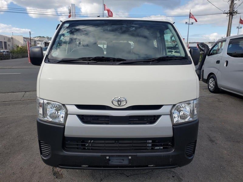 2021 Toyota Hiace, photo 2