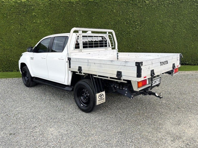 2024 Toyota Hilux SR 2.8TD 4X4 D/cab auto flatdeck, photo 2