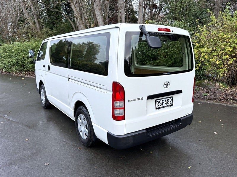 2019 Toyota Hiace DX, photo 2