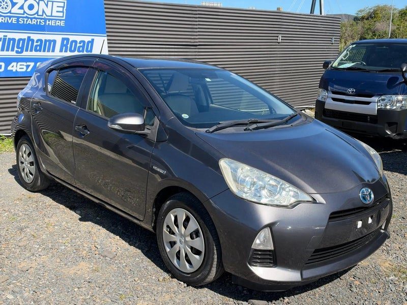2013 Toyota Aqua G, photo 2