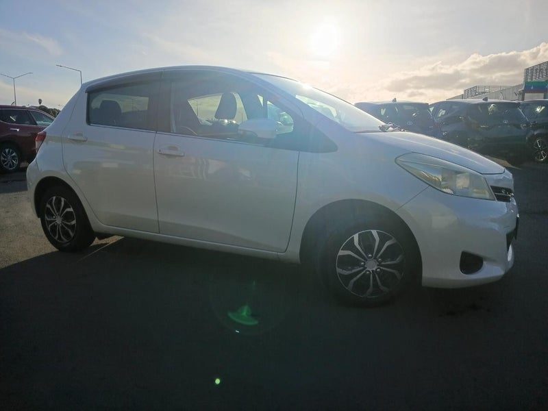 2012 Toyota Vitz, photo 2