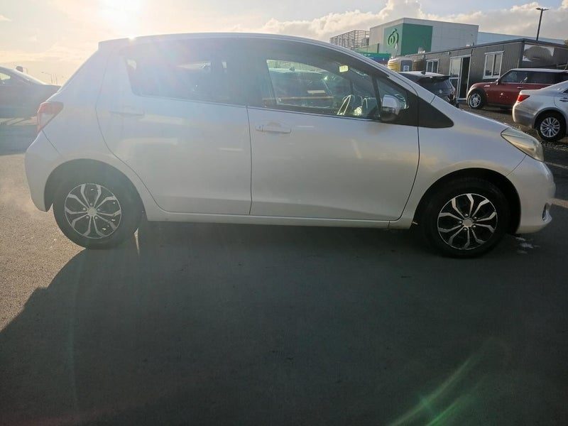2012 Toyota Vitz, photo 3