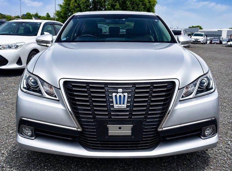 2013 Toyota Crown Royal Saloon, photo 2