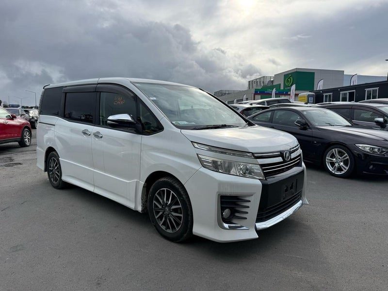 2015 Toyota Voxy, photo 2
