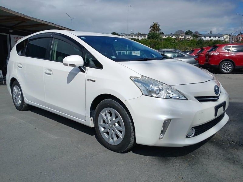2013 Toyota Prius Alpha S, photo 2