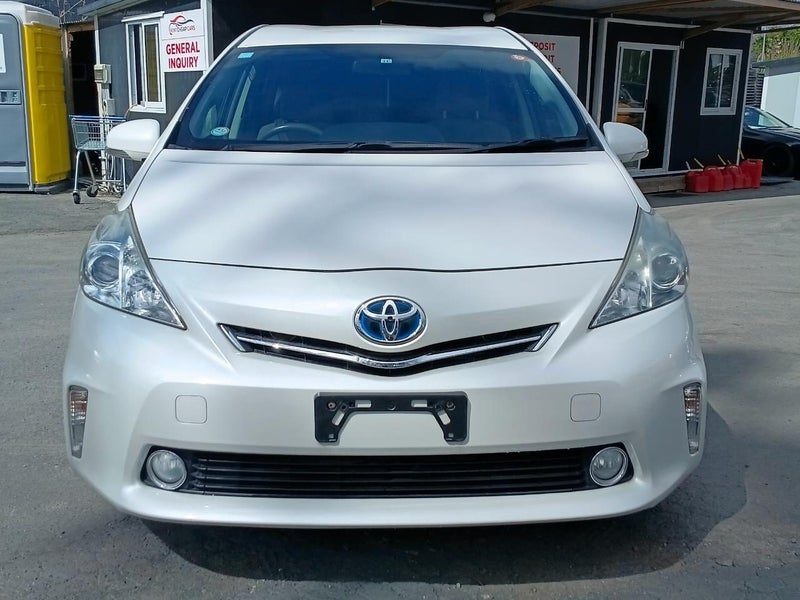 2013 Toyota Prius Alpha S, photo 3