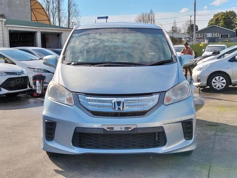 2013 Honda Freed **Hybrid**, photo 2