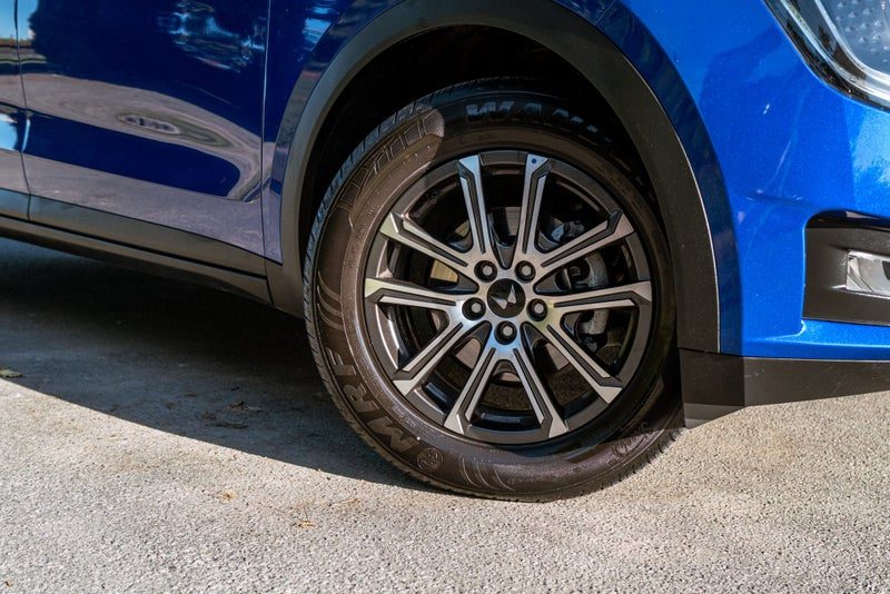 2025 Mahindra XUV700 AX7L, photo 2
