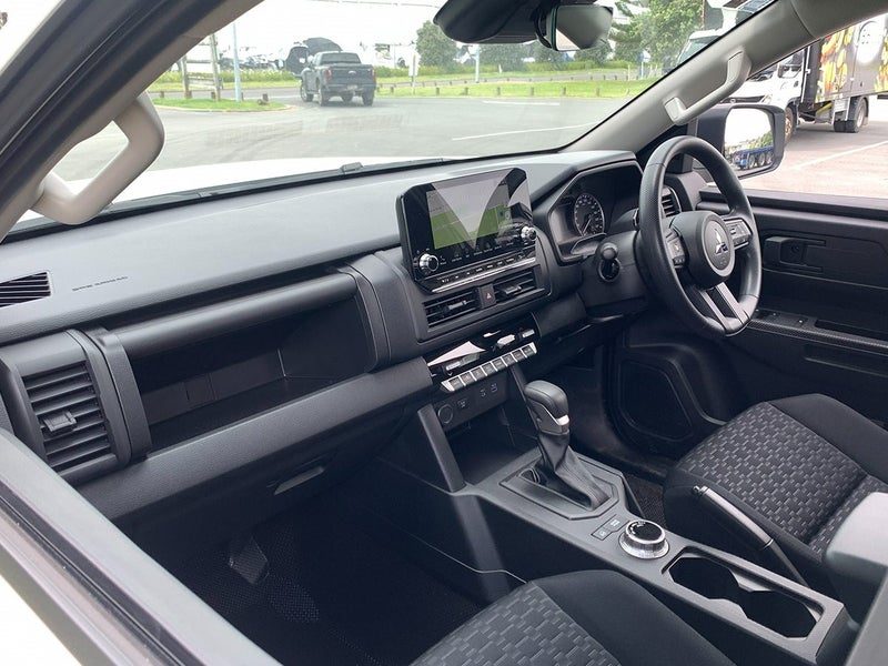 2026 Mitsubishi Triton GLX Club Cab 4WD Flat Deck, photo 3