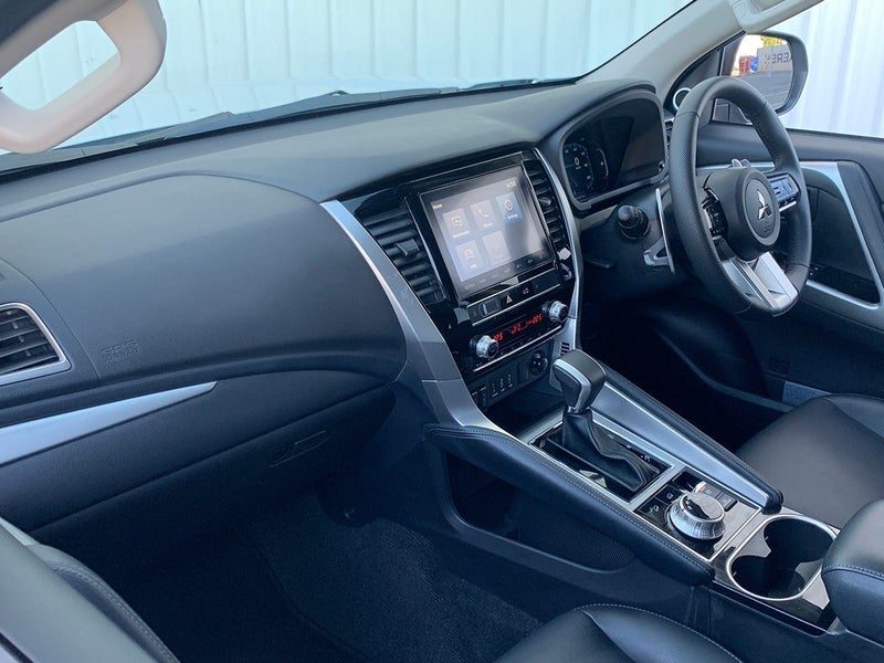 2026 Mitsubishi Pajero Sport VRX 7 Seater, photo 3