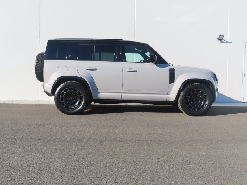 2026 Land Rover Defender 110 P635 OCTA, photo 2