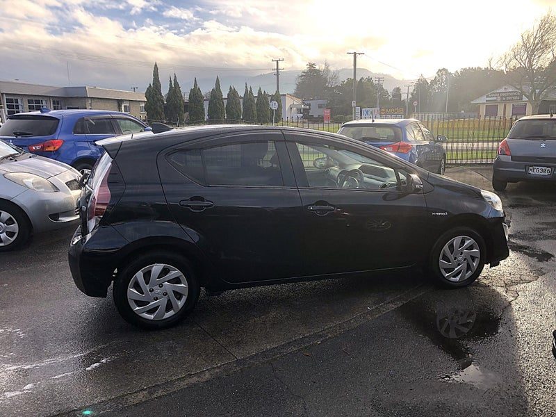 2015 Toyota Aqua, photo 2