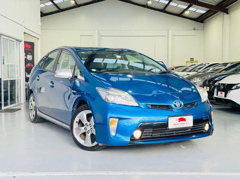 2013 Toyota Prius ST, photo 2