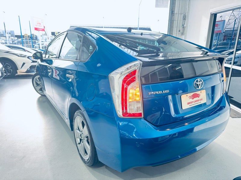 2013 Toyota Prius ST, photo 3
