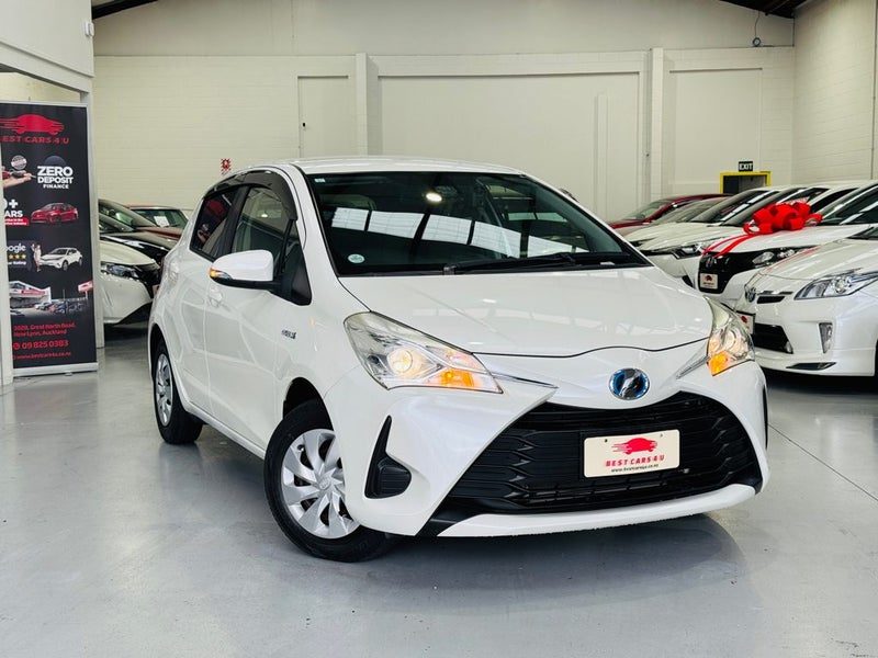 2017 Toyota Vitz F, photo 2