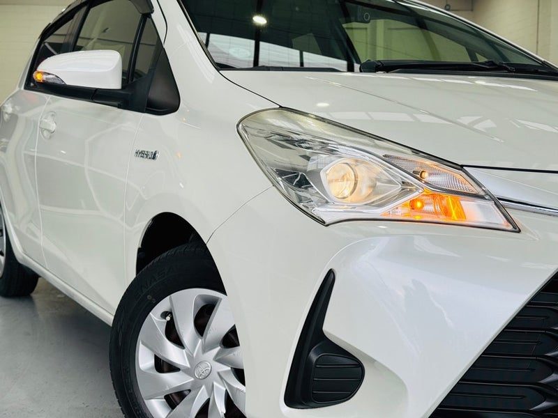 2017 Toyota Vitz F, photo 3