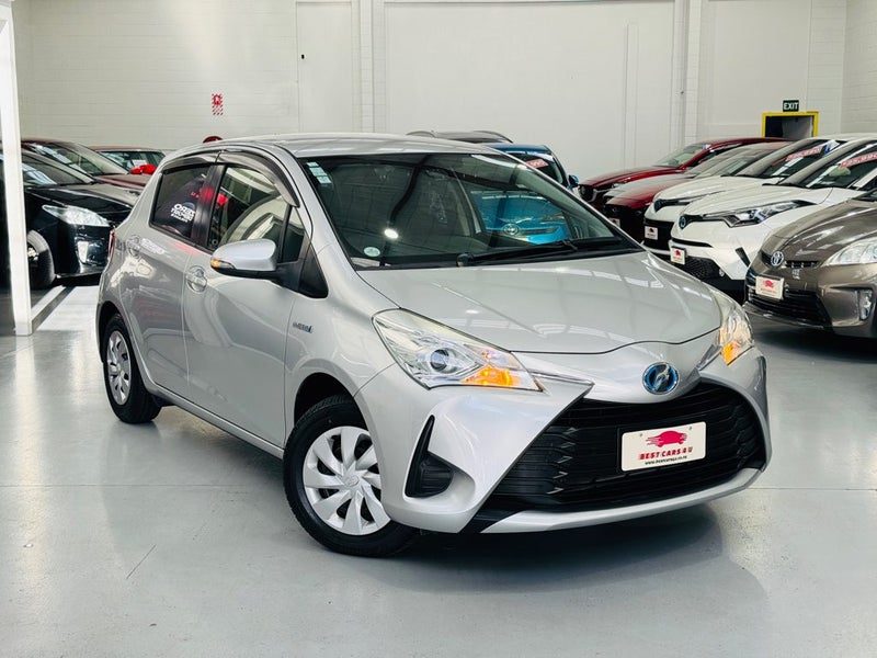 2018 Toyota Vitz F, photo 2