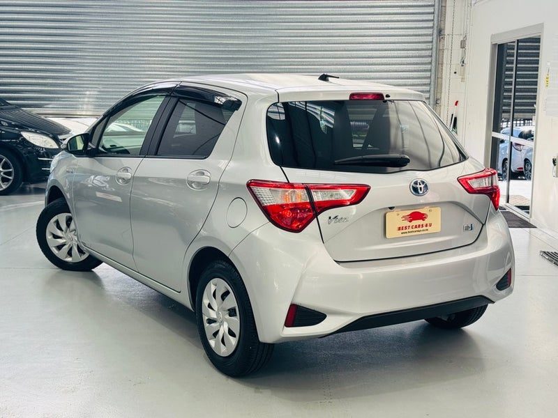 2018 Toyota Vitz F, photo 3