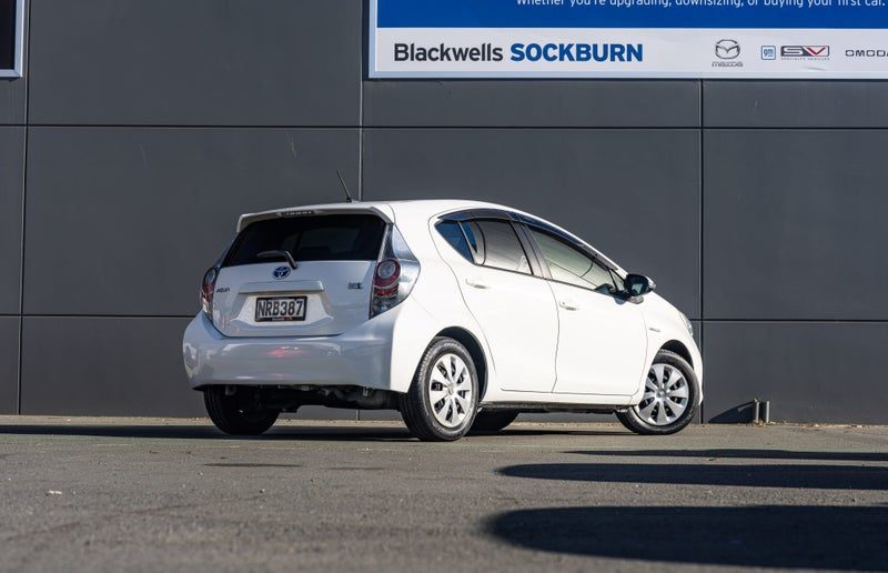 2014 Toyota Aqua, photo 2