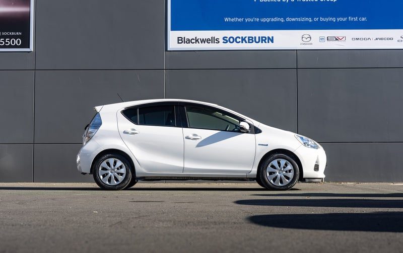 2014 Toyota Aqua, photo 3