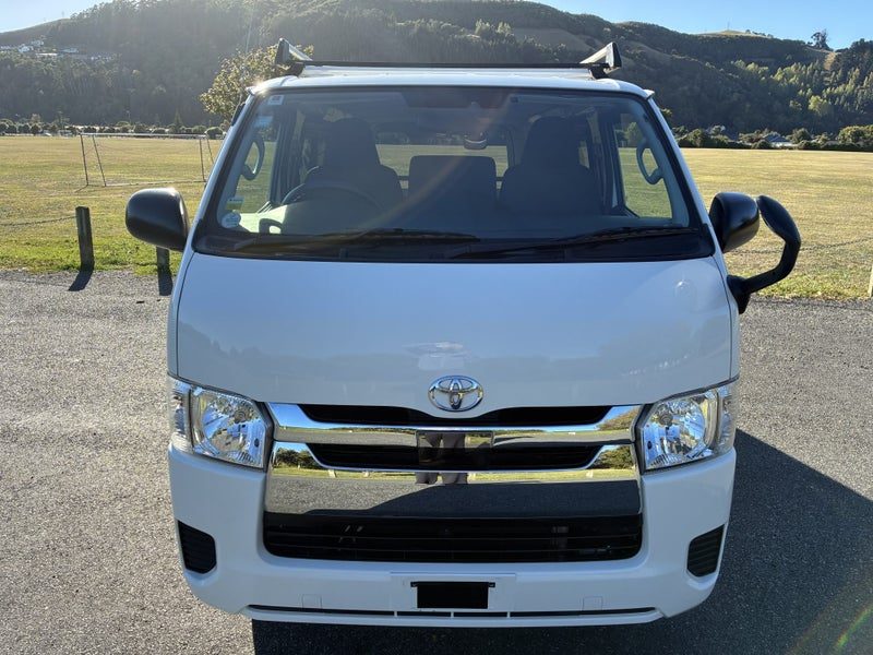 2018 Toyota Hiace DX, photo 2