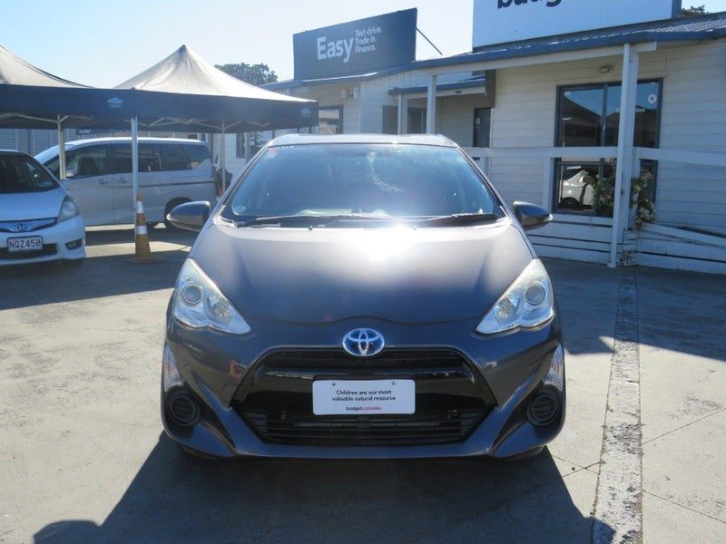 2015 Toyota Aqua, photo 2