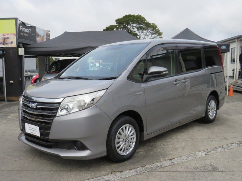 2015 Toyota Noah Hybrid RevCam 7 Seater, photo 3