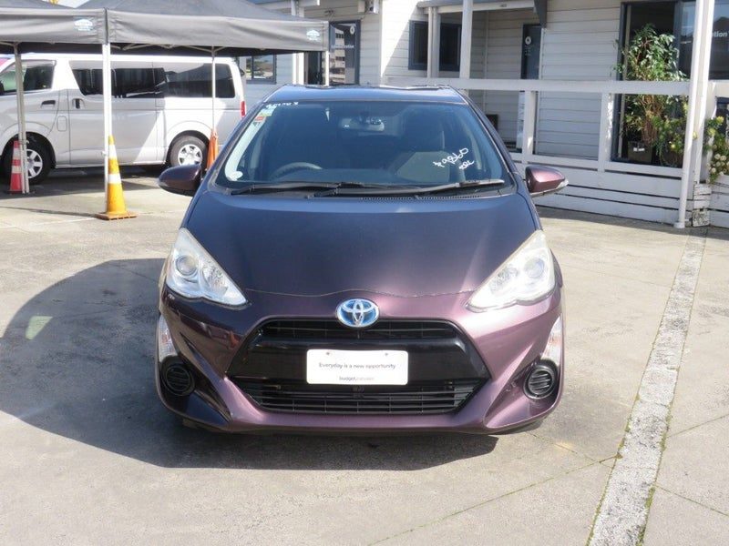 2015 Toyota Aqua, photo 2