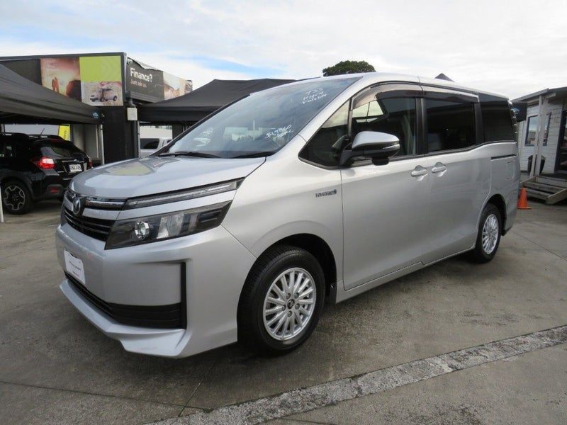 2016 Toyota Voxy Hybrid, photo 3