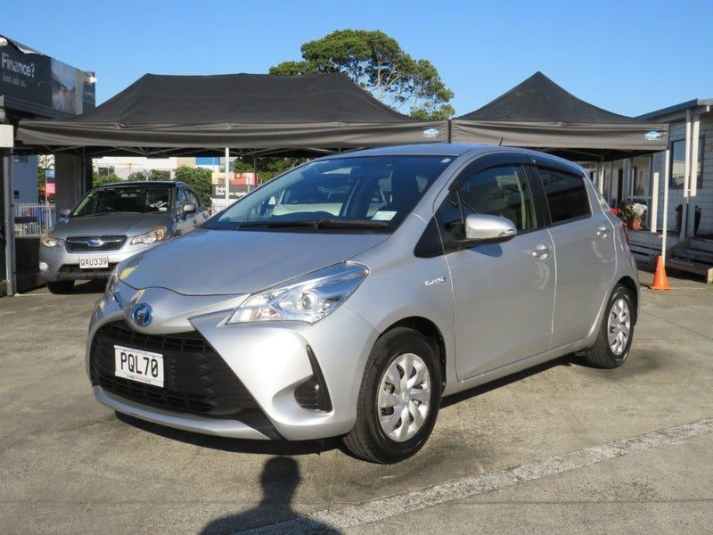 2017 Toyota Vitz Hybrid, photo 3