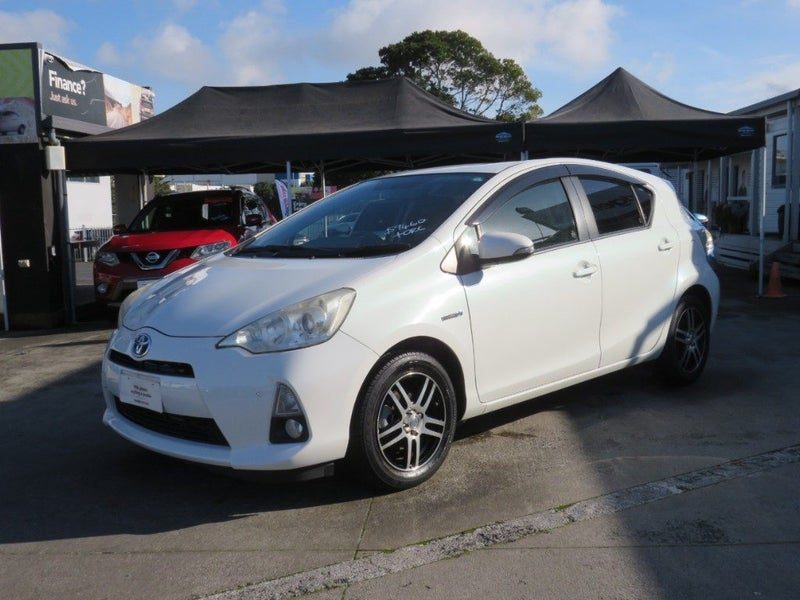 2013 Toyota Aqua LOW KM's, photo 3