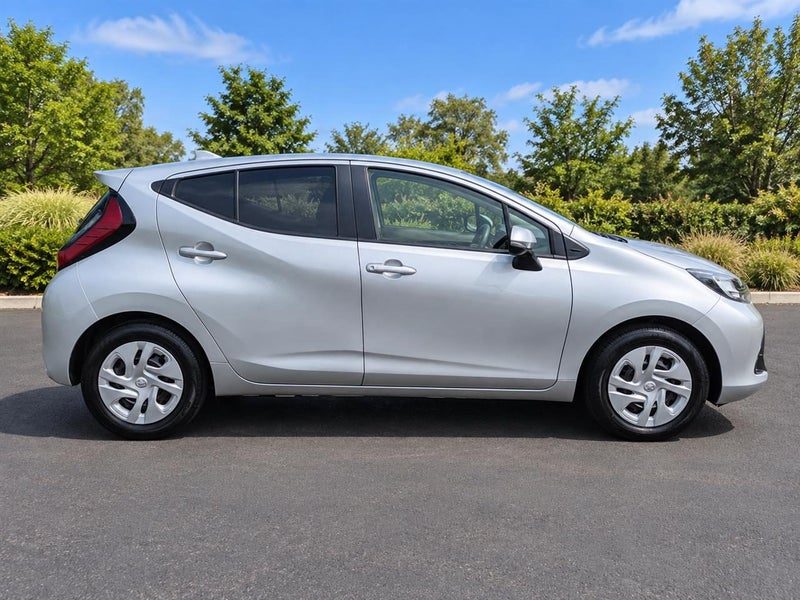 2021 Toyota Aqua Hybrid X, photo 3