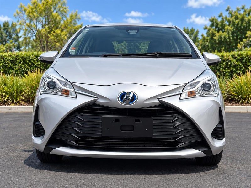 2017 Toyota Vitz Hybrid U (Yaris), photo 2