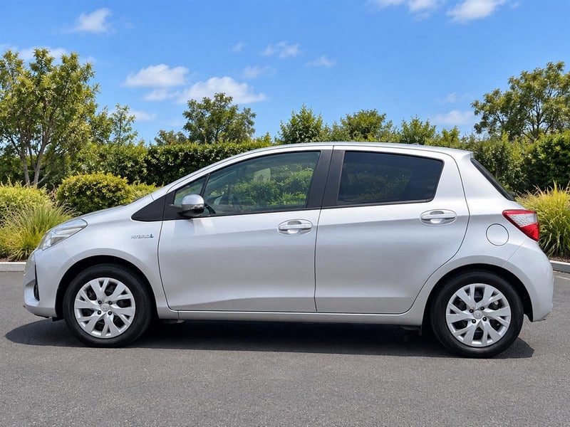 2017 Toyota Vitz Hybrid U (Yaris), photo 3