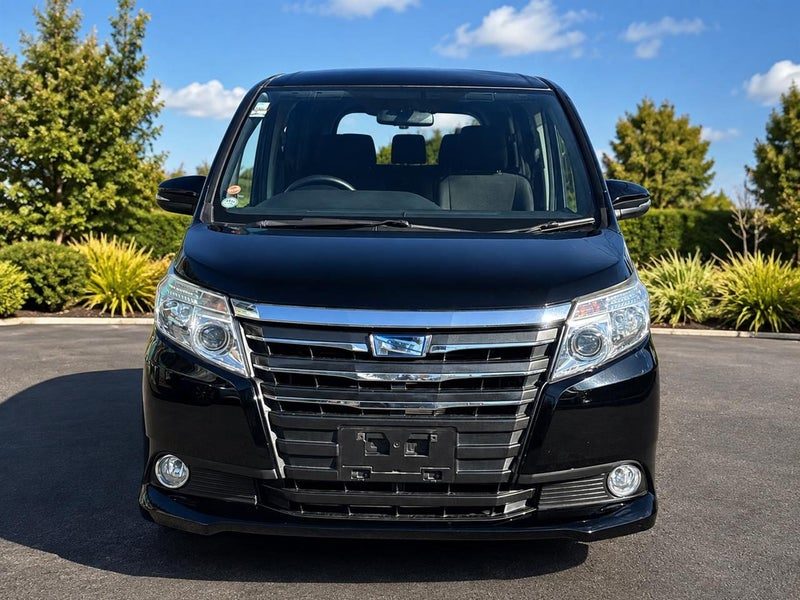 2015 Toyota Noah Hybrid 7 Seats, photo 2
