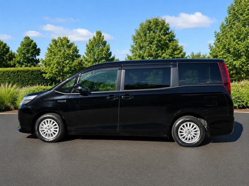 2015 Toyota Noah Hybrid 7 Seats, photo 3
