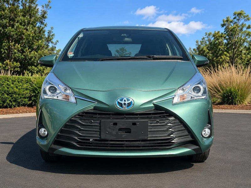 2018 Toyota Vitz Hybrid Jewela (Yaris), photo 2