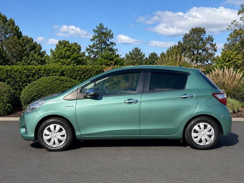 2018 Toyota Vitz Hybrid Jewela (Yaris), photo 3