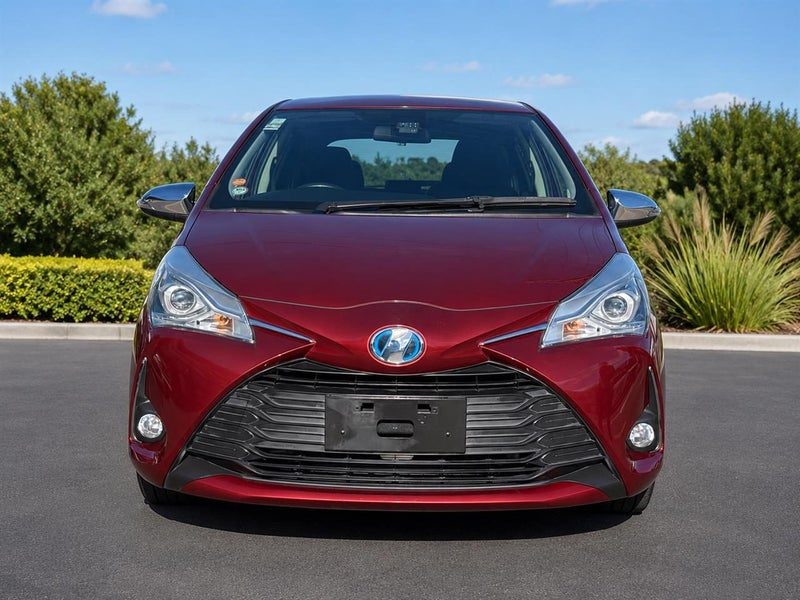 2018 Toyota Vitz Hybrid Jewela (Yaris), photo 2