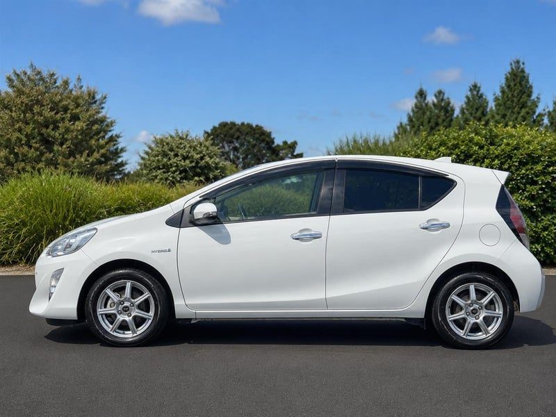 2017 Toyota Aqua S Style Black Hybrid, photo 3