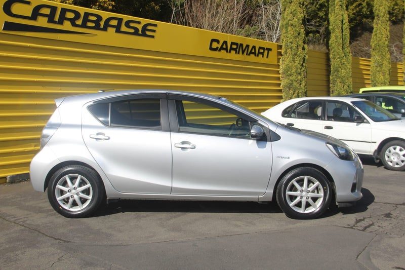 2013 Toyota Aqua Hybrid, photo 2